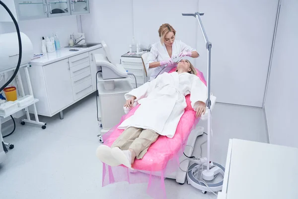 Salone di bellezza cosmetologo conduzione di sollevamento del sopracciglio a ultrasuoni — Foto Stock