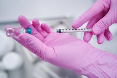 Kozmetik uzmanının iğneye hazırlandığı aleti kapat.