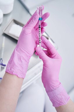 Şırıngayı dolduran pratisyene odaklanmış fotoğraf