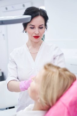 Genç güzellik hocası yaşlı hastasına danışıyor.