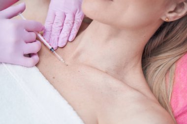 Estetik klinik hastası cilt yenileme prosedüründen geçiyor.