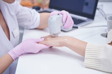 Güzellik salonu müşterisi lazer cilt tedavisi görüyor.