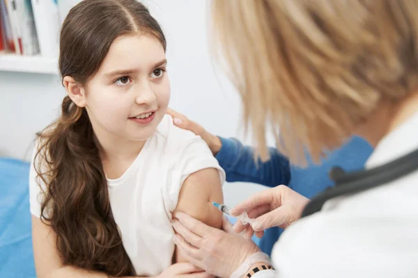 Joyful girl krijgt vaccinatie injectie in kliniek — Stockfoto