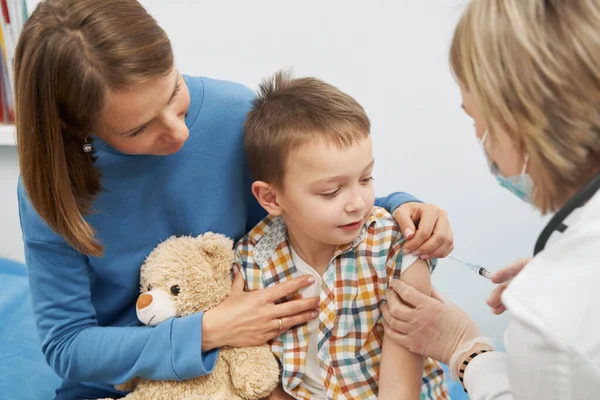 Niño pequeño recibiendo la vacuna inyectable en la clínica pediátrica — Foto de Stock