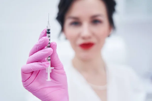 Close up of beauty master demonstrating syringe — Stock fotografie