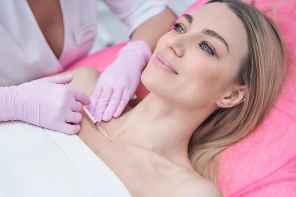 Female patient receiving micro-injection into decolletage area — Stock Photo, Image