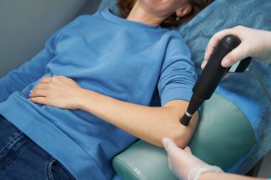 Kadın hasta klinikte şok terapisi görüyor.