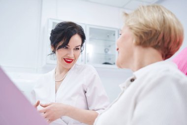 Yaşlı hastasını muayene eden keyifli bir tıp çalışanı.