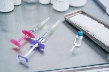 Klinikte bulunan tıbbi cihaza odaklanmış fotoğraf