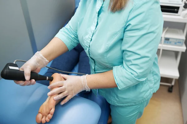 Γιατρός εκτελεί shockwave θεραπεία διαδικασία στην κλινική — Φωτογραφία Αρχείου