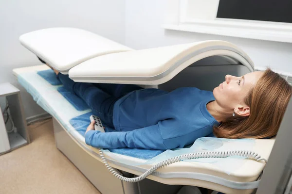 Žena podstupující léčbu magnetickou terapií na klinice — Stock fotografie