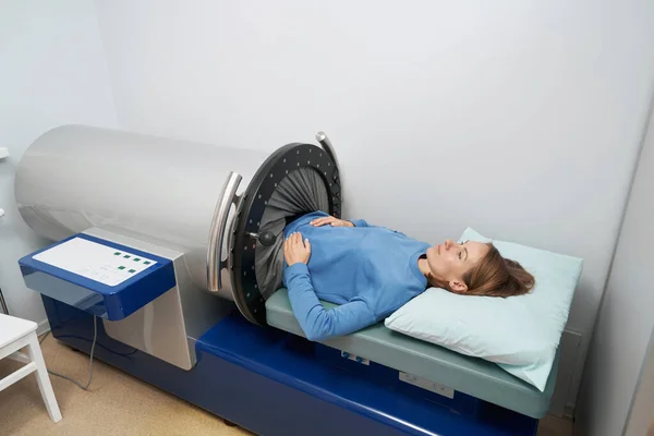 Θηλυκός ασθενής που χρησιμοποιεί εξοπλισμό θεραπείας με ηλεκτρική σκούπα στην κλινική — Φωτογραφία Αρχείου