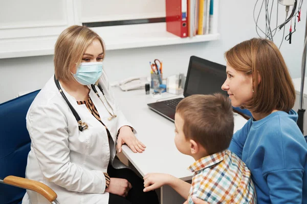 Žena a malý chlapec mají schůzku s pediatrem — Stock fotografie