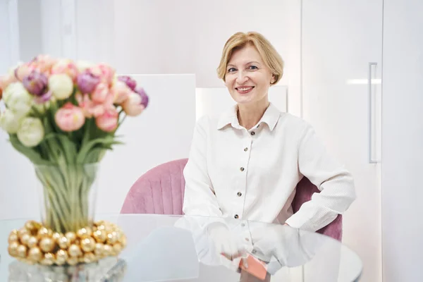 Happy mature female waiting for beauty procedure — Stock Photo, Image