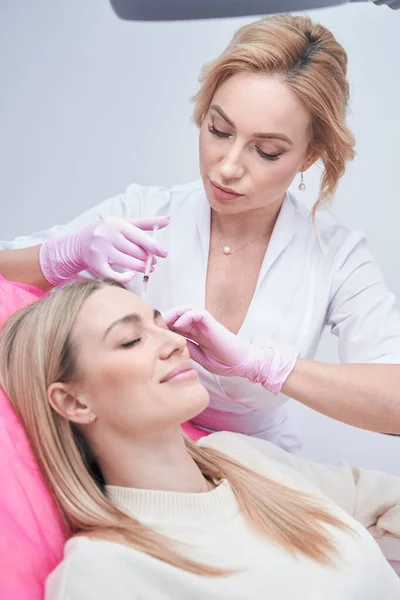 Gezielter Kosmetologe verabreicht Patienten subkutane Injektionen — Stockfoto
