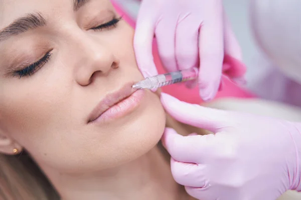 Patient receiving filler injection into her upper lip — Stock Photo, Image