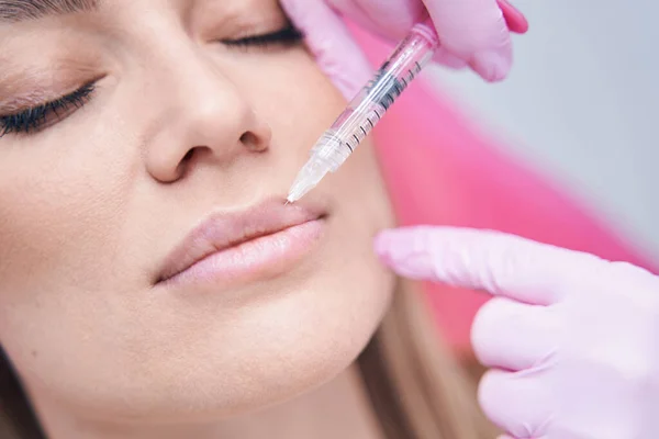 Dermatologe führt Mesotherapie mit Einmalspritze durch — Stockfoto