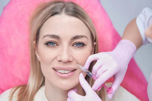 Beauty salon client getting subcutaneous injection into smile line — Stock Photo, Image