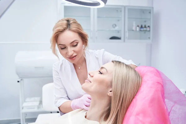 Concentrated aesthetic clinic doctor conducting mesotherapy procedure — Stock Photo, Image