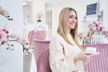 Antrede oturan mutlu bir spa müşterisi.