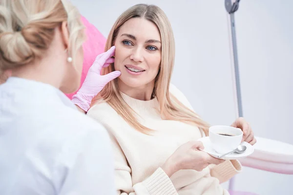 Aesthetic clinic client having consultation with dermatologist — Stock Photo, Image