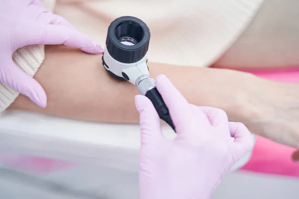 Clínica de beleza experiente médico realizando exame de dermatoscopia — Fotografia de Stock