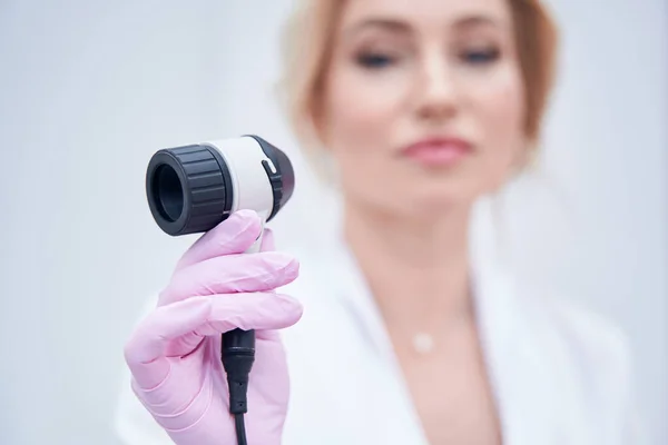 Erfarna kvinnliga hudläkare förbereder sig för att utföra dermatoskopi — Stockfoto