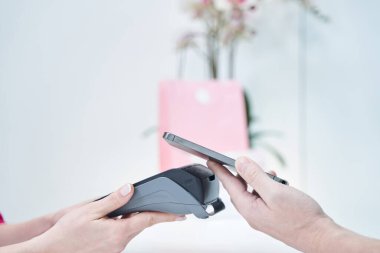 Elinde akıllı telefon tutan odaklı bir fotoğraf.