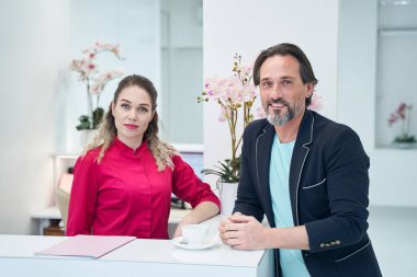 Resepsiyonda iki kişi bekliyor.