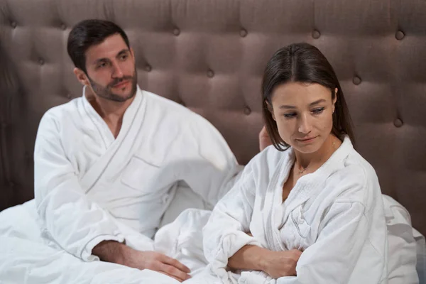 Vrouw beledigd aan haar partner in hotelbed — Stockfoto