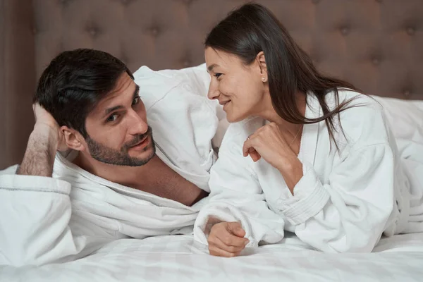 Married couple resting in hotel room bed — 스톡 사진
