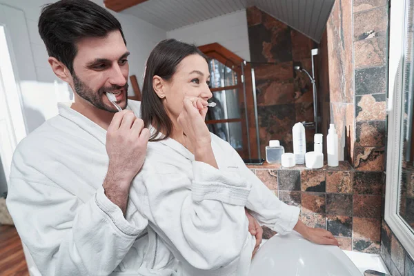 Sposi lavarsi i denti nel bagno privato dell'hotel — Foto Stock