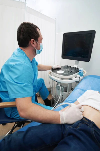 Trabajador médico realiza cuidadosamente una ecografía abdominal en el niño —  Fotos de Stock