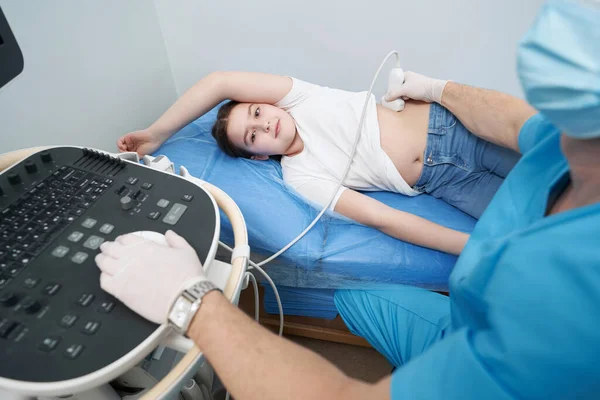 Caucásica chica en la cita con el médico someterse a una exploración renal —  Fotos de Stock