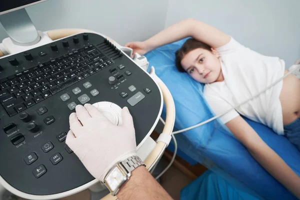 Νεαρό κορίτσι υποβάλλεται σε έλεγχο νεφρού σε ένα δωμάτιο υπερήχων — Φωτογραφία Αρχείου