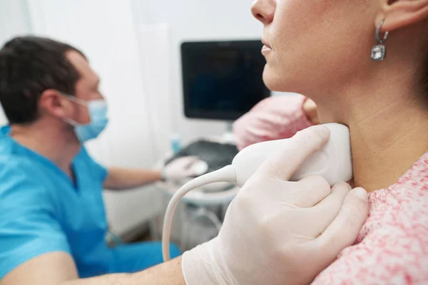 Mujer joven sometida a un examen de la glándula tiroides en el endocrinolodista —  Fotos de Stock