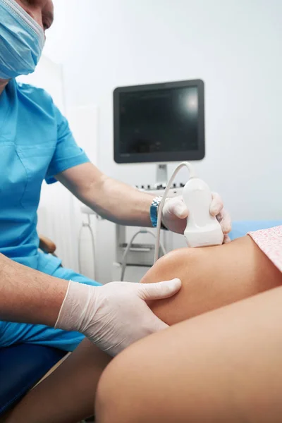 Patient having an ultrasound of her knee joint — Fotografia de Stock