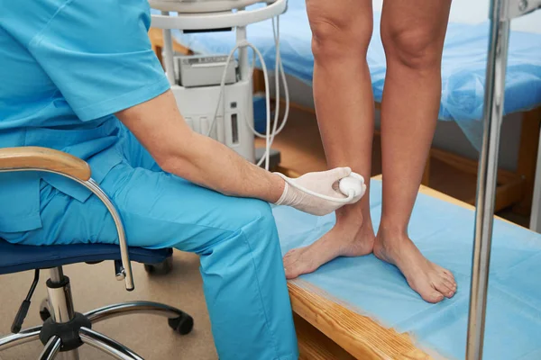 Doppler vascular de pierna en posición de pie en la clínica — Foto de Stock