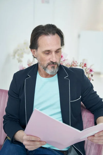 Portrait of handsome man spending time in beauty clinic — стоковое фото