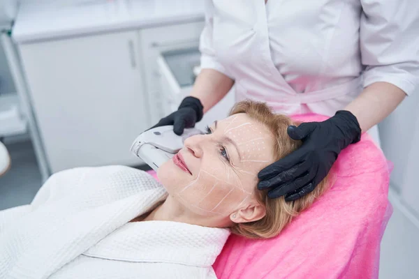 Adult woman having SMAS lifting procedure in beauty center — Foto de Stock