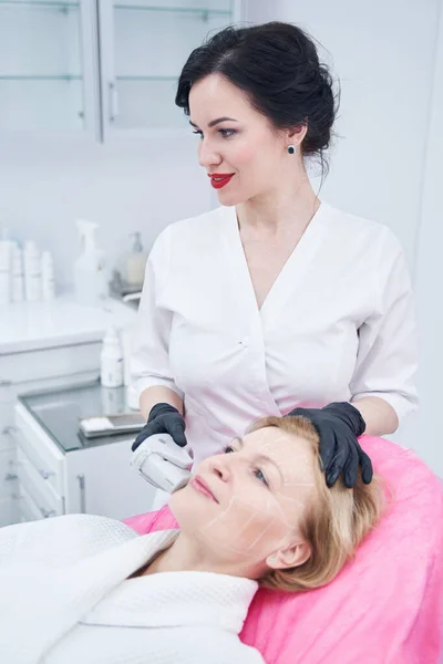 Médico femenino realizando procedimiento de elevación SMAS en salón de belleza — Foto de Stock