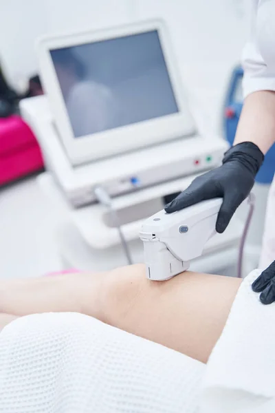 Kadın kozmetik kliniğinde ultrason kaldırma işlemi yaptırıyor. — Stok fotoğraf