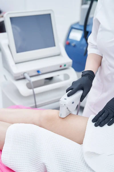 Güzellik merkezinde ultrason ameliyatı olan bir kadın. — Stok fotoğraf