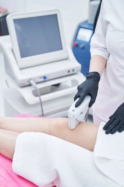 Kadın güzellik merkezinde ultrason kaldırma tedavisi görüyor. — Stok fotoğraf