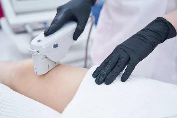 Kadın kozmetik kliniğinde ultrason kaldırma tedavisi görüyor. — Stok fotoğraf