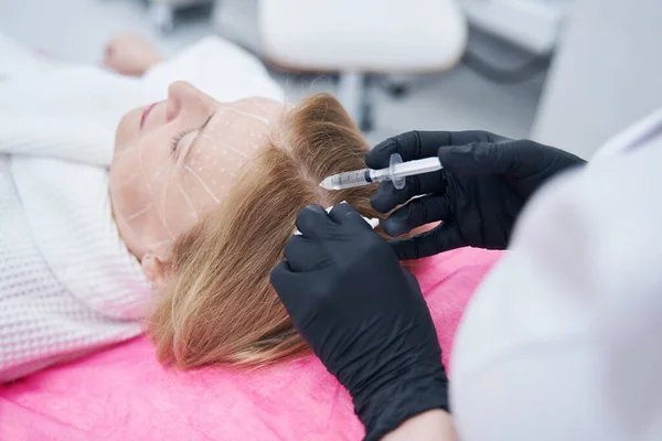 Mujer que recibe inyección en el cuero cabelludo durante el tratamiento de mesoterapia — Foto de Stock