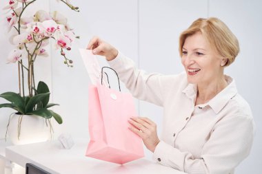 Yaşlanmış bir kadının kuaförde olması çok güzel.