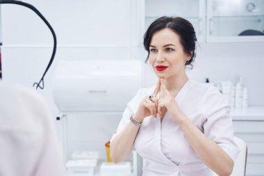 Güzel bir tıp çalışanı kıdemli hastasına danışır.