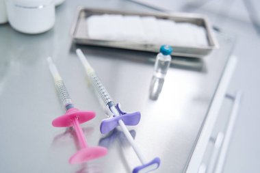 Masanın üzerinde yatan penisleri kapatın.