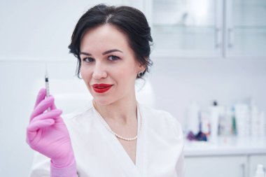 Kamerada poz veren güzel bir kozmetikçinin portresi.